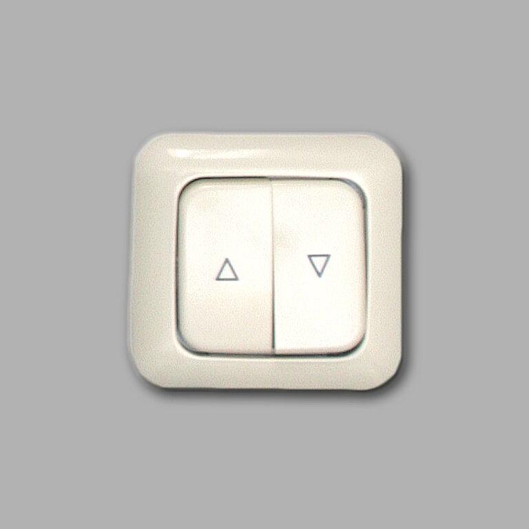 Wandmontierter Taster mit Auf- und Ab-Pfeilsymbolen in quadratischer Ausführung auf neutralem Hintergrund