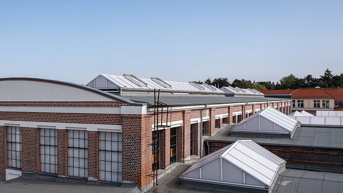Außenansicht der Eventhalle Zündmagnet in Wurzen mit modernen Oberlichtern.