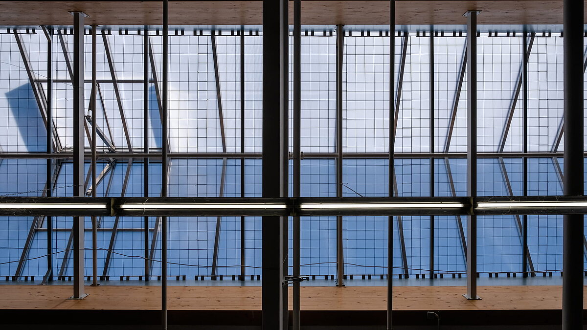 Blick auf Lichtbänder an der Decke des OBI Baumarkts in Bamberg mit Gitterkonstruktion und Tageslichteinfällen.