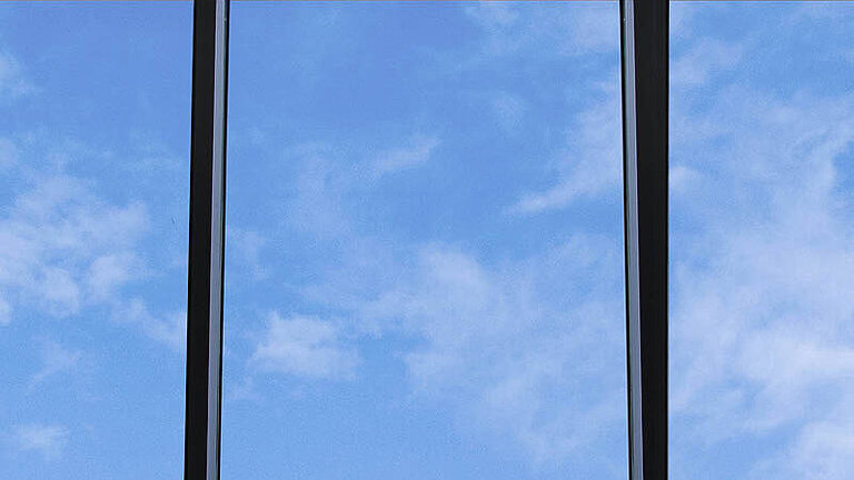 Glasdach Fire Resistance mit klarer, feuerbeständiger Verglasung und dunklem Rahmen.