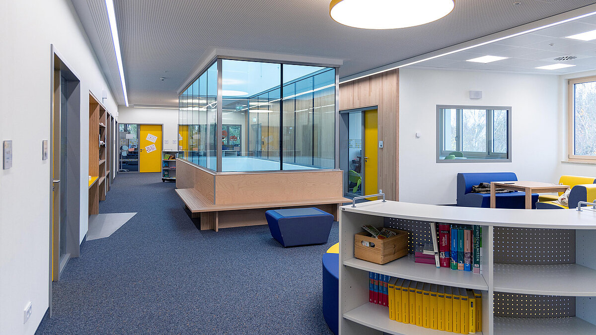 LAMILUX Glasdach PR60 im Schulzentrum Burgebrach mit gläsernem Raum und modernem Innenraumdesign.