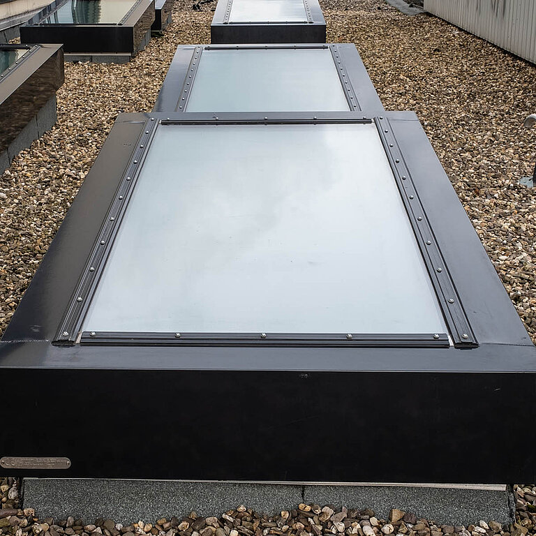 Mehrere LAMILUX Flachdach Fenster Fire Resistance auf Kies-Flachdach in Reihenmontage