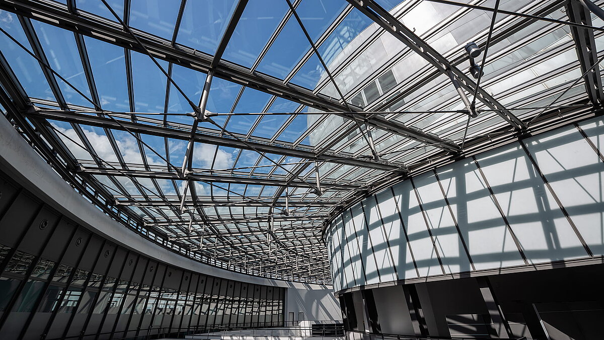 Glasdachkonstruktion im BMW Group FIZ mit modernen Stahlstreben.