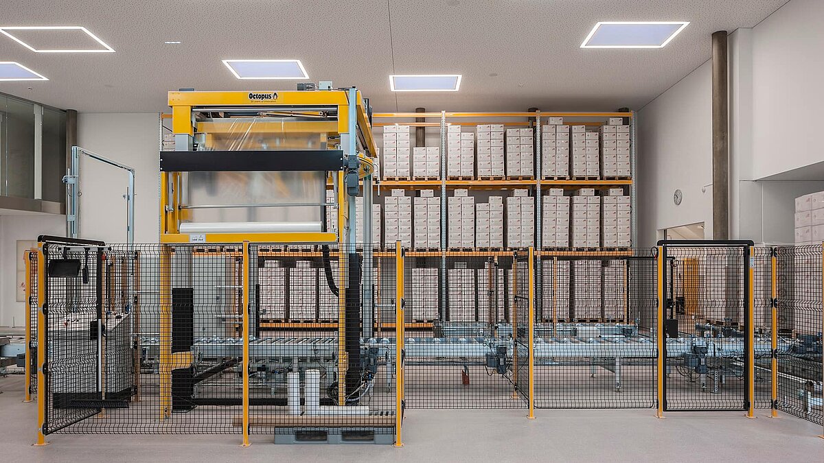 Produktions- und Lagerhalle von Zaltech in Moosdorf, Österreich, ausgestattet mit LAMILUX Flachdachfenster F100 für optimale Tageslichtnutzung.