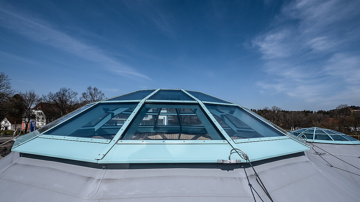 Glaskuppeln des LAMILUX PR60-Systems auf dem Dach der Soletherme Solemar in Bad Dürrheim unter blauem Himmel.