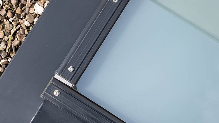 Detailansicht Glasdach Fire Resistance mit mattierter Verglasung und schwarzem Aluminiumrahmen.