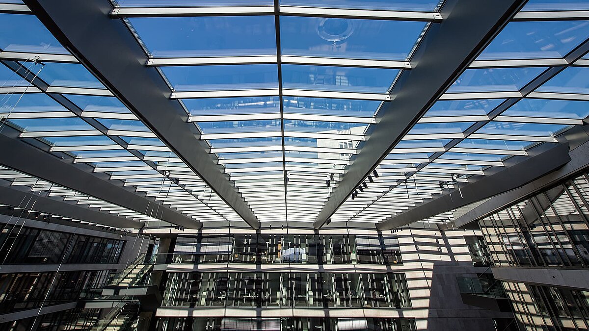 Glasdach des FGS Campus mit modernem Design und klare Himmelsreflexionen.