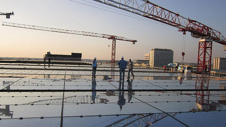 Glasdach mit Kran und Bauarbeitern Glasdach des Nuovo Centro Congressi während der Bauphase | insights by LAMILUX