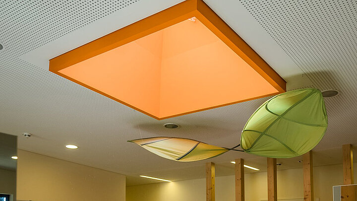 Bunter Aufsatzkranz des Flachdach Fensters FE in der Kita Wolke 10 Innenraumgestaltung mit Tageslichtsystemen von LAMILUX in Kindertagesstätten | insights by LAMILUX