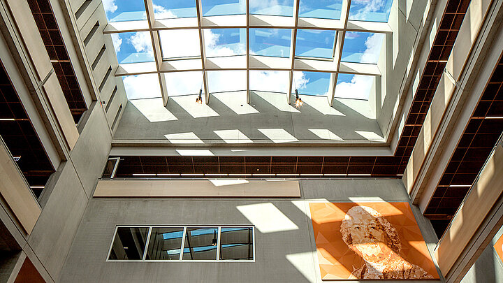Glasdach im Passivhausstandard über Schulaula Freier Himmel im Atrium des Willibald Gluck Gymnasiums | insights by LAMILUX