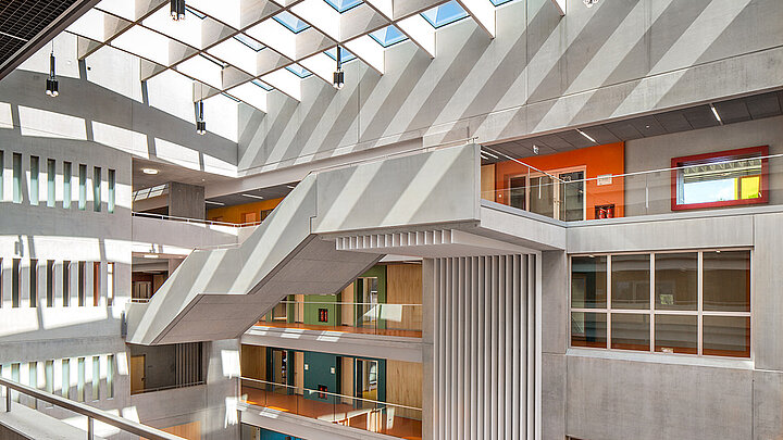 Atrium des Willibald Gluck Gymnasiums in Neumarkt Passivhaus zertifiziertes Glasdach über der Schulaula eines Gymnasiums | insights by LAMILUX