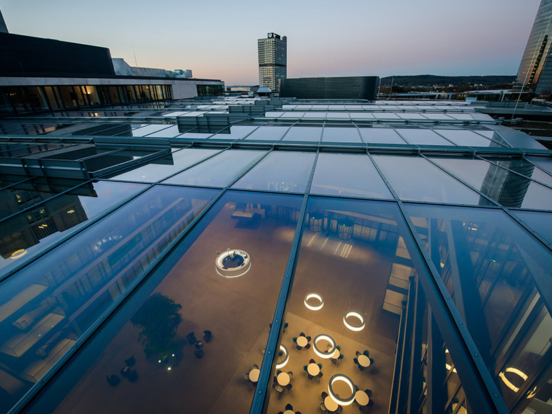 Draufsicht auf ein Glasdach über einem Innenhof eines Verwaltungsgebäudes | insights by LAMILUX