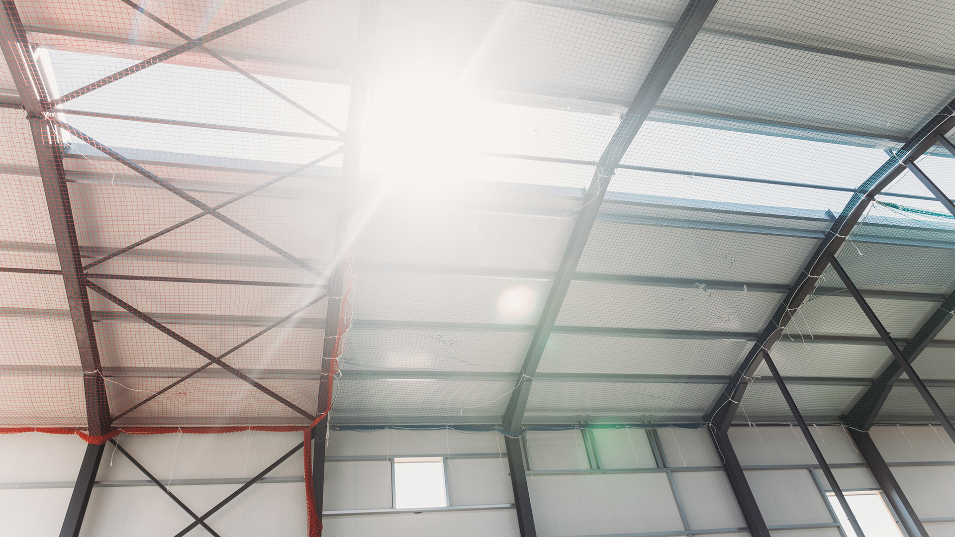 Tageslichtflut durch Industriedach 