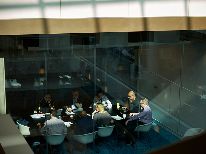 Geschäftstreffen in einem Konferenzraum hinter Glaswänden