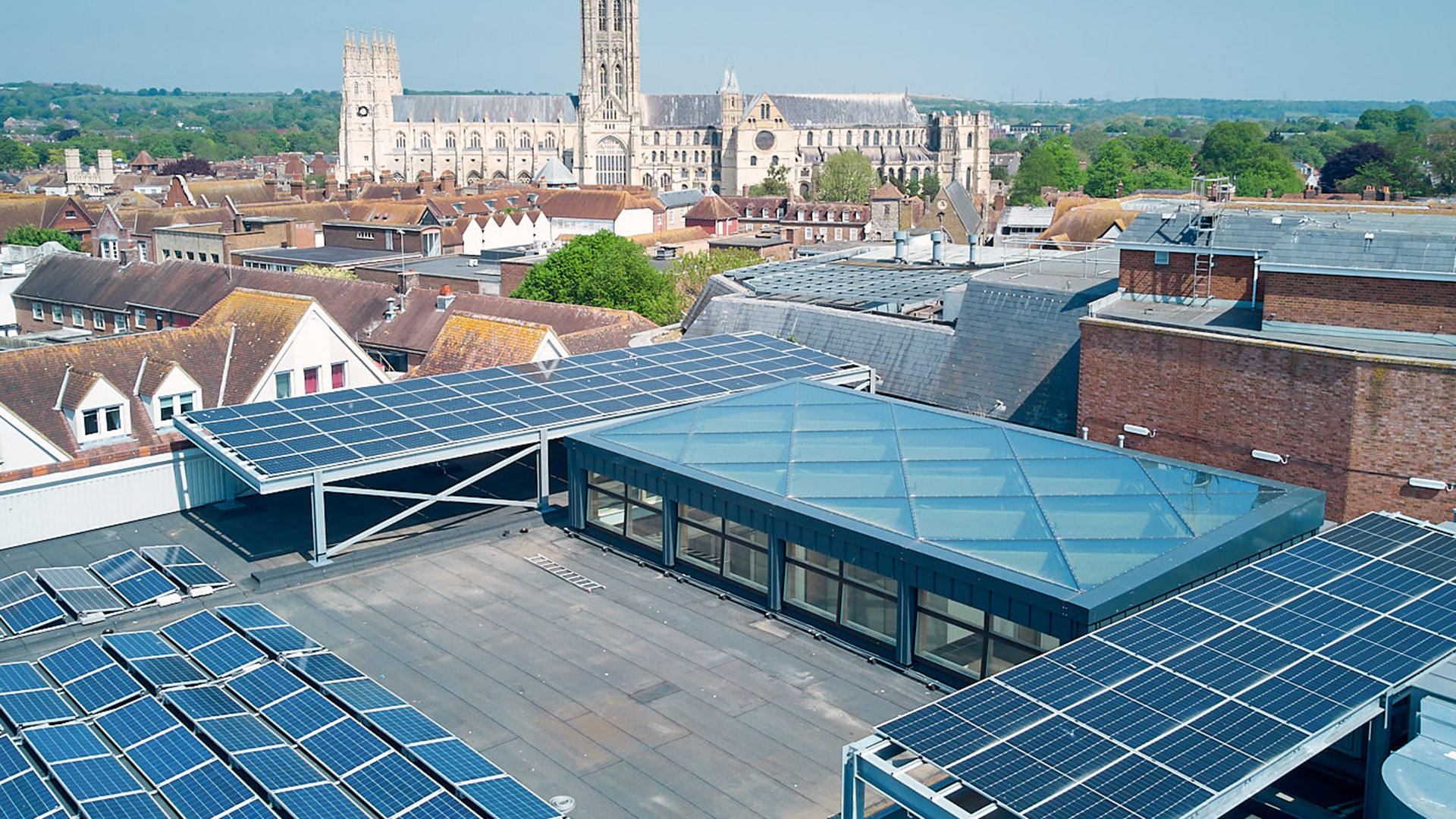 LAMILUX Glasdach PR60 auf dem Gebäude des Canterbury City Council, umgeben von Solarpaneelen.
