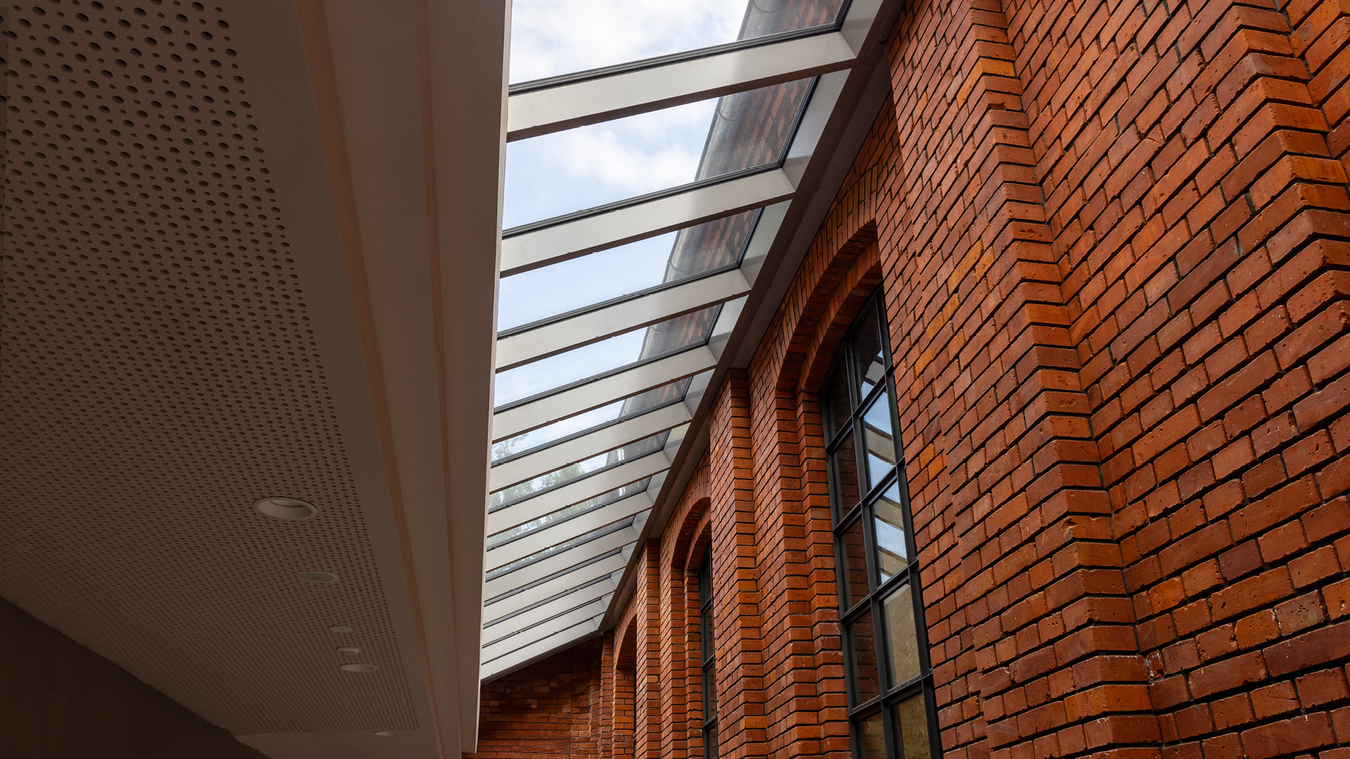 LAMILUX Brandschutzfenster als lineares Oberlicht mit feuerwiderstandsfähiger Verglasung